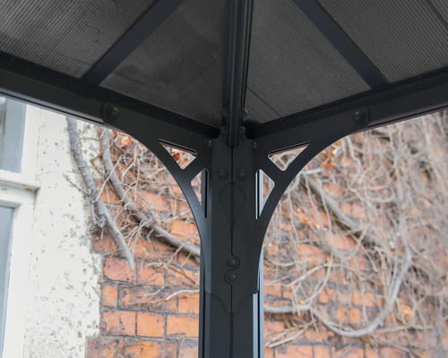 Detail konštrukcie altánku s kovovými stĺpikmi a strechou