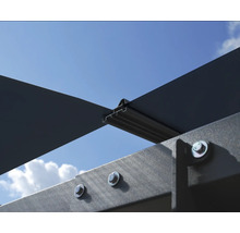 Detail konštrukcie pergoly so skrutkami na pozadí modrej oblohy