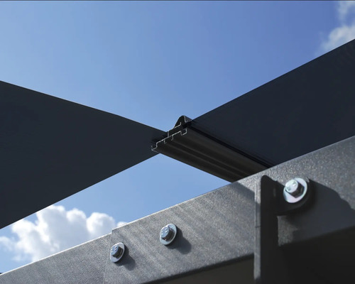 Detail konštrukcie pergoly so skrutkami na pozadí modrej oblohy