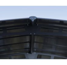 Detailný pohľad na strechu záhradného domčeka s kovovým rámom