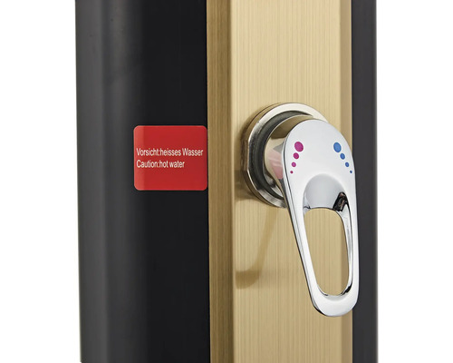 Detailný pohľad na ohrievač vody s upozornením a kohútikom