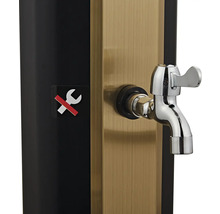 Vodovodný kohútik na záhradnej sprche s výstražnou tabuľkou zakazujúcou opravu