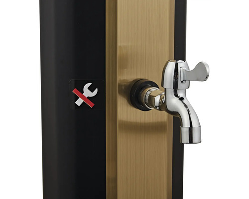 Vodovodný kohútik na záhradnej sprche s výstražnou tabuľkou zakazujúcou opravu