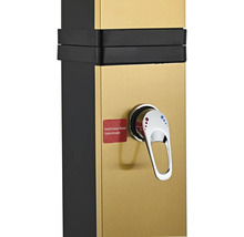 Detail sprchového panela s ovládacou armatúrou a upozornením na horúcu vodu