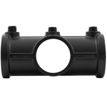 Čierny T-kus s tromi prípojkami pre inštaláciu rúrok