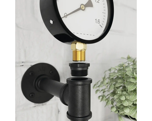 Nástenný tlakomer s rúrkovými spojkami