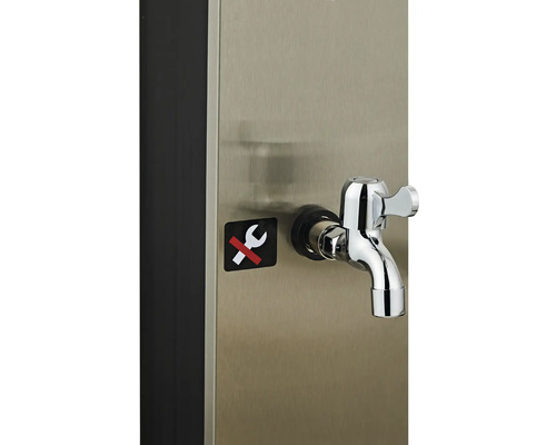 Kohútik na dávkovači nápojov so symbolom 'nie je potrebné náradie'.