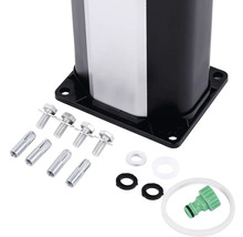 Upevňovací materiál pre záhradnú sprchu vrátane skrutiek, hmoždiniek, tesnení a hadicovej prípojky