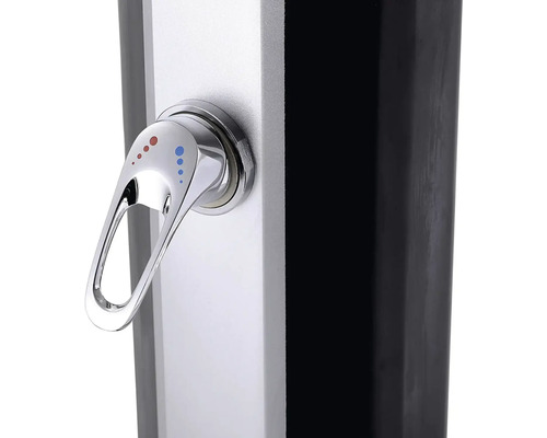 Detail záhradnej sprchy s chrómovanou rukoväťou na reguláciu teploty