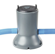 Bazénová filtrácia s modrými hadicami