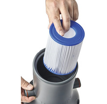 Vkladanie filtračnej patróny do bazénovej filtrácie