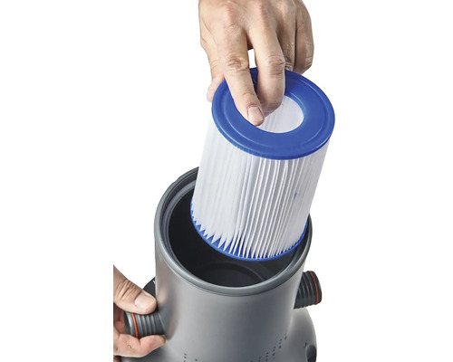 Vkladanie filtračnej patróny do bazénovej filtrácie
