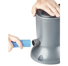 Osoba pripája hadicu k bazénovému čerpadlu.