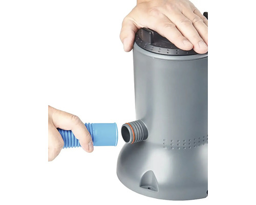 Osoba pripája hadicu k bazénovému čerpadlu.