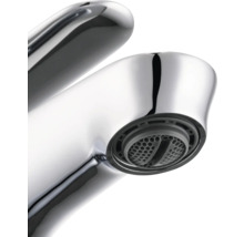 Detail chrómovej vodovodnej batérie s tryskou šetriacou vodu