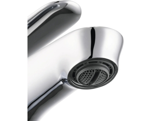 Detail chrómovej vodovodnej batérie s tryskou šetriacou vodu