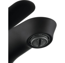 Detailný záber čiernej vodovodnej batérie s perlátorom