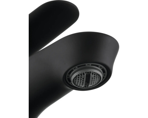 Detailný záber čiernej vodovodnej batérie s perlátorom