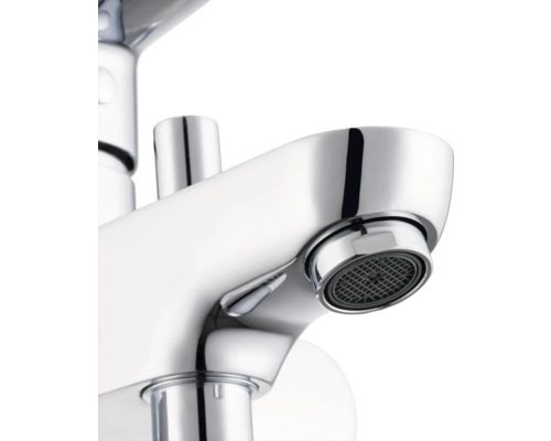 Detail chrómovej umývadlovej batérie