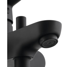 Detailný pohľad na čiernu umývadlovú batériu.