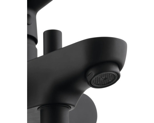 Detailný pohľad na čiernu umývadlovú batériu.