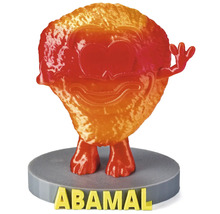 Figúrka Abamal na sivom podstavci