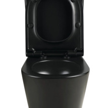 Čierna toaleta s otvoreným vekom do kúpeľne