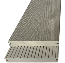 Terasa z plastu s drevenou štruktúrou