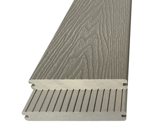 Terasa z plastu s drevenou štruktúrou