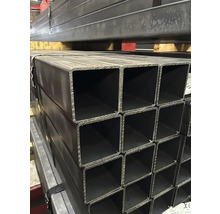 Hromada kovových štvorcových rúrok