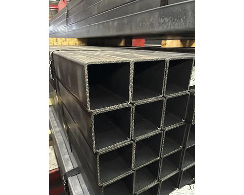 Hromada kovových štvorcových rúrok