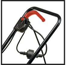 Detailný záber rukoväte kosačky na trávu s ovládacími prvkami a napájacím káblom