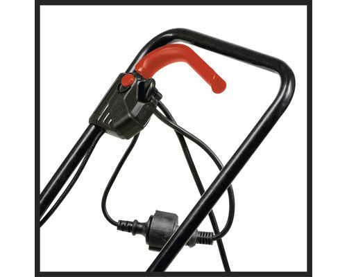 Detailný záber rukoväte kosačky na trávu s ovládacími prvkami a napájacím káblom