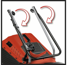 Detailný pohľad na kosačku na trávu zobrazujúci funkciu sklápania rukoväte so šípkami.