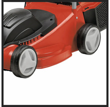 Detail červenej kosačky na trávu s čiernymi a bielymi prvkami.