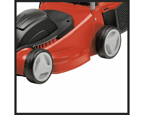 Detail červenej kosačky na trávu s čiernymi a bielymi prvkami.