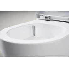 Detailný pohľad na toaletu bez okraja s otvoreným záchodovým prkénkom.