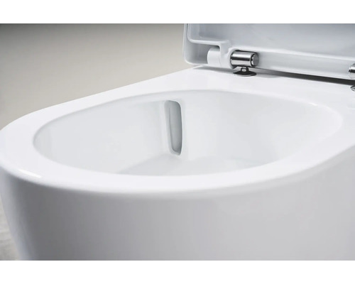 Detailný pohľad na toaletu bez okraja s otvoreným záchodovým prkénkom.