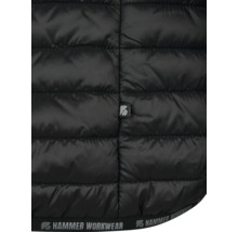 Detailný záber prešívanej bundy s logom Hammer Workwear.