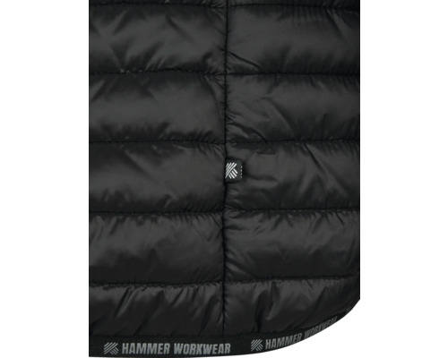 Detailný záber prešívanej bundy s logom Hammer Workwear.