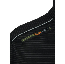 Detailný záber na čierny pletený sveter s vreckom na zips