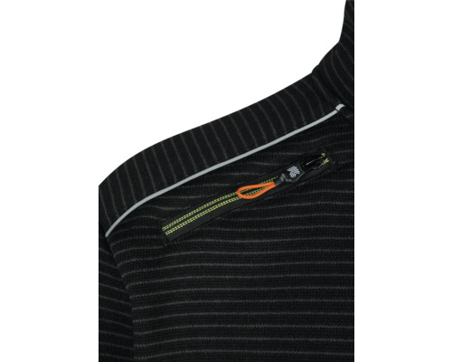 Detailný záber na čierny pletený sveter s vreckom na zips