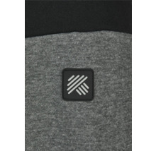 Detail šedej mikiny s čiernym obdĺžnikovým logom