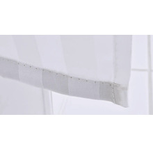 Detail bieleho pruhovaného závesu.