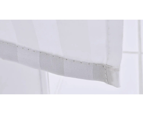 Detail bieleho pruhovaného závesu.