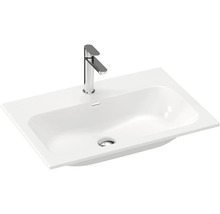 Biele umývadlo s vodovodnou batériou