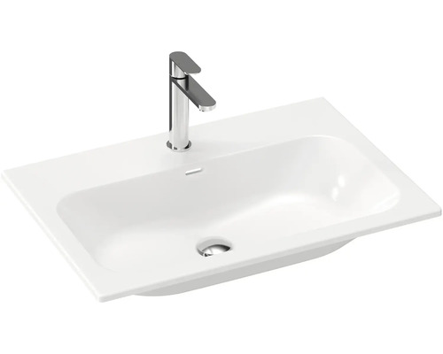 Biele umývadlo s vodovodnou batériou