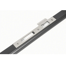 Detailný pohľad na kovovú dvernú dosku na ráme dverí.