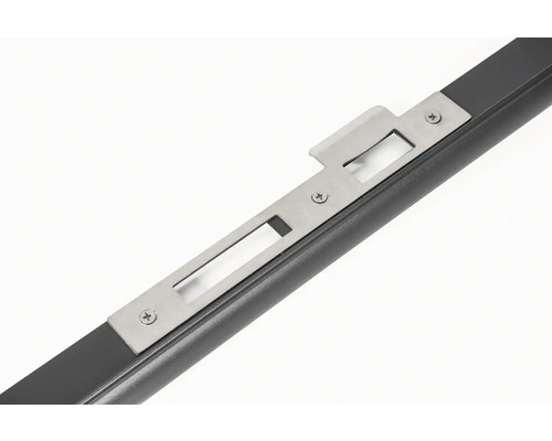 Detailný pohľad na kovovú dvernú dosku na ráme dverí.