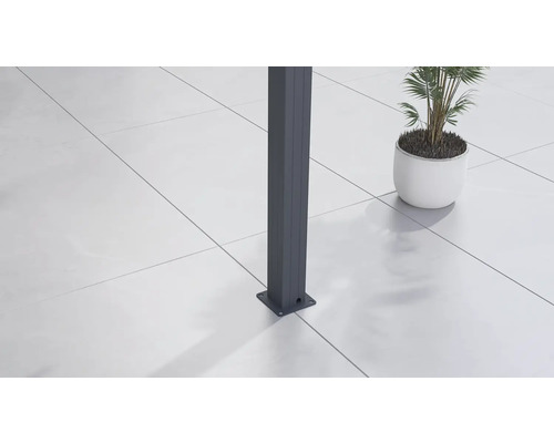 Detail terasového prístrešku s podpornými stĺpikmi na kamennej podlahe a rastlinou v kvetináči